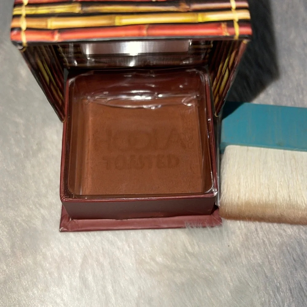 - Benefit Cosmetics Hoola Bronzer